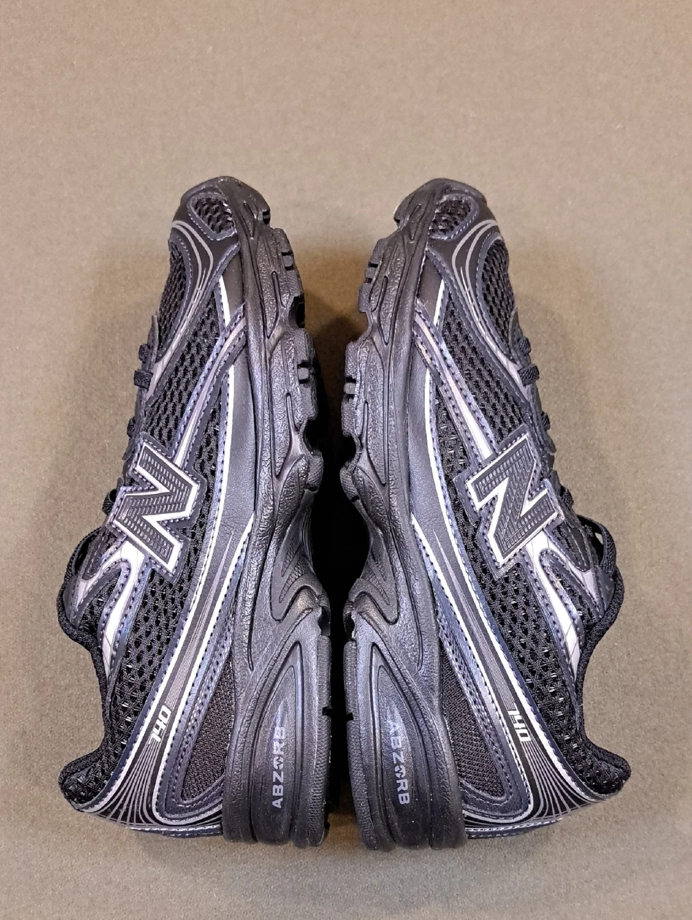 New Balance Kids 740 Bungee Lace - Color: Black/Silver Metallic - Size: Kids 1.5